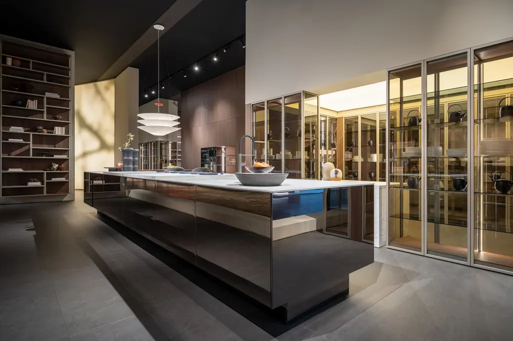 Cucina Snaidero Rialto con isola e vetrine illuminate