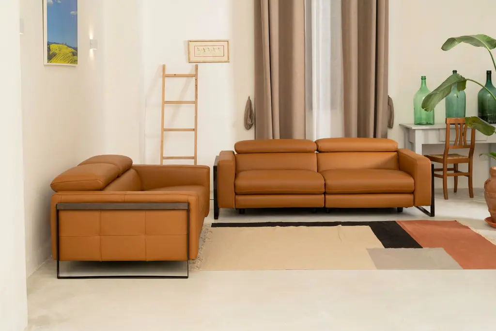 Divano e poltrona color cognac in un soggiorno luminoso, Nicoletti Home