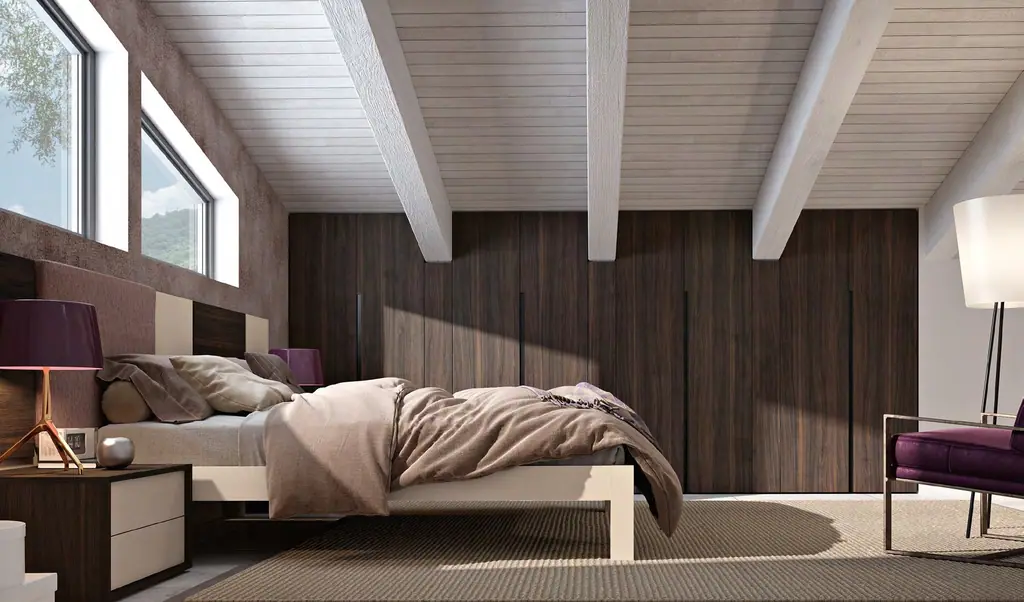 Camera in mansarda con letto e armadio sotto le travi, Ferrimobili