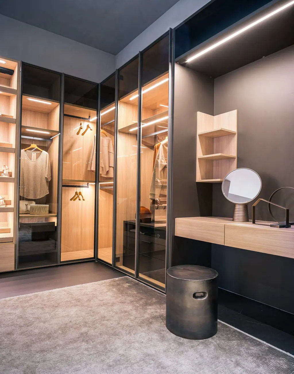 Cabina armadio in legno con ante in vetro e luci, Ferrimobili