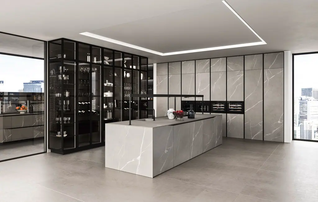Cucina Snaidero Elementi con isola in pietra e vetrine scure