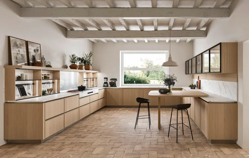 Cucina Snaidero Quadra in legno con penisola e soffitto a travi