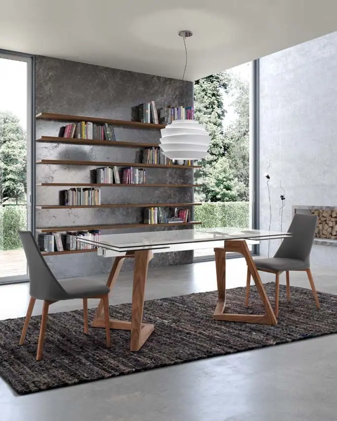 Tavolo in legno e sedie davanti a una libreria, Di Lazzaro Casa